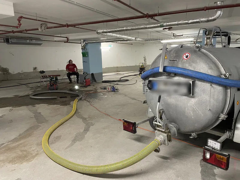 Vakuum-Sauganhänger beim Einsatz im Parkhaus Sedelhöfe in Ulm